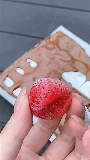 【毎年食べたい。】去年みんなを沼らせた冷凍いちごと板チョコと太陽で出来る簡単チョコフォンデュ。#いちご #チョコフォンデュ #苺 #簡単レシピ #ピクニック