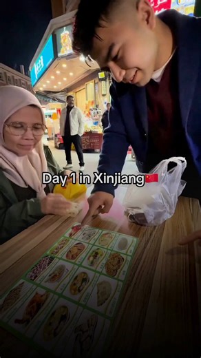 No translator needed, this waiter has it covered 👌