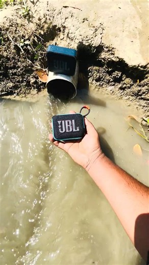 Jbl Bluetooth speaker check sound into water