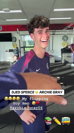 Djed Spence trolls Archie Gray during international duty 😂✏️🚌 #football #djedspence #archiegray #england