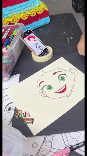 Dibujando carita en papel opalina beige . Todo está pintado con plumones acrílicos y permanente y rubor para los cachetitos #livehighlights #tiktoklive