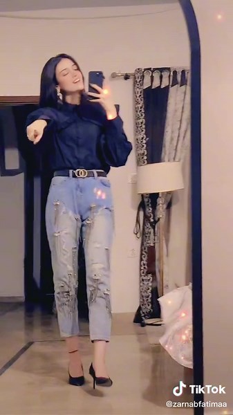 Stylish Outfit Inspiration with Ruffled Blouse and Jeans