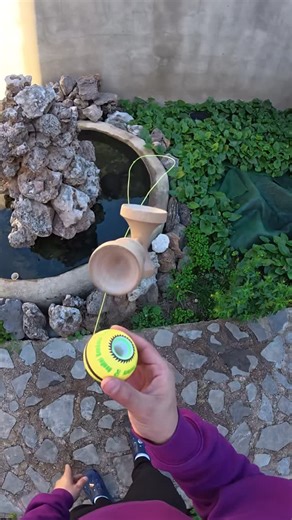 Toni Dimech on Instagram: "10é dia #28trickslater #kendama #fyp #sweetskendamas #けん玉"