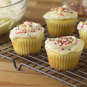 4 ingredients and 10 minutes are all it takes to make this uber-popular frosting recipe! FULL RECIPE: http://bit.ly/2kHqQN9 | Betty Crocker