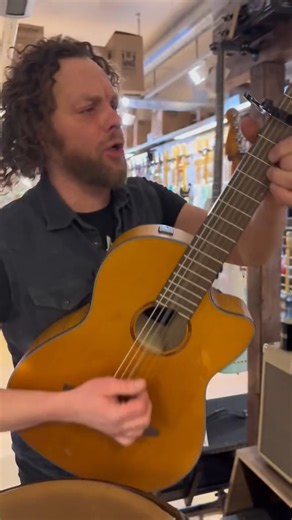 "Hur länge har ni hållit på med det här egentligen?" Det många inte vet är att #FridayFeeling inte föddes på sociala medier. Den återupptäcktes där. Redan på 1600-talet finns dokumenterade spår av något som då kallades “Den Stora Fredagskänslan” Enligt handskrivna marginalanteckningar i gamla notblad från Centraleuropa samlades musiker varje fredag efter solnedgången för att spela lite för högt, dricka lite för mycket och känna att ”imorgon… då tar vi det lugnt” Ingen visste exakt varför. Man vi