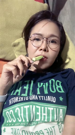 #ประโยชน์ของกระเจี๊ยบเขียว กระเจี๊ยบเขียว (Okra) เป็นผักที่มีเมือกเหนียวอันเป็นเอกลักษณ์ ซึ่งเมือกและใยอาหารนี้เองที่เป็นแหล่งรวมประโยชน์ต่อสุขภาพหลายด้าน โดยเฉพาะระบบทางเดินอาหารและการควบคุมระดับน้ำตาลในเลือด นี่คือประโยชน์หลักของกระเจี๊ยบเขียวคะ: 1. ประโยชน์ต่อระบบทางเดินอาหารและลำไส้ • รักษาโรคกระเพาะอาหารและลำไส้: เมือกเหนียวในกระเจี๊ยบเขียวประกอบด้วยสารที่ช่วยเคลือบและสมานแผลในกระเพาะอาหารและลำไส้ ลดความเสี่ยงต่อการเกิดเยื่อบุอักเสบ • ช่วยบรรเทาอาการท้องผูก: มีใยอาหารทั้งชนิดที่ละลายน้ำได้แ