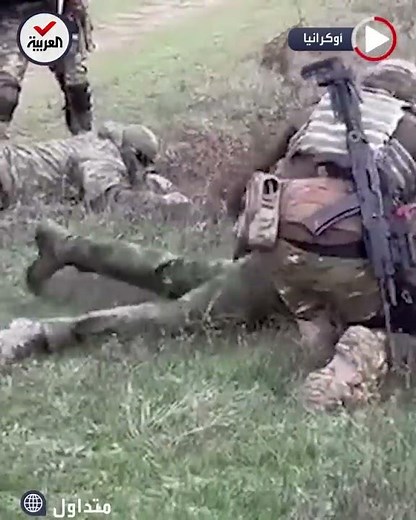 لحظة استسلام جنود روس ورفع الراية البيضاء لقوات أوكرانية في خيرسون