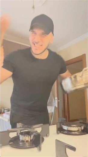 DANCING WITH BROKEN KITCHEN LAMP! #art #dance #chef #cooked #kitchen #rave #party #beat #omelette