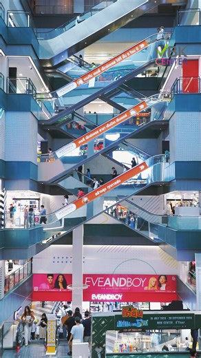 ✨ 🇹🇭 Let the city symphony of MBK Center captivate your senses. A harmonious blend of culture and commerce. 🤩 #MBK #MBKCENTER #มาMBKCenterกัน #MBKพาเที่ยว #MBKพาช้อป #MBKthLifestyle #Travelgram #Instatravel #BangkokTravel #Thailand #VisitThailand #MustVisitBangkok | MBK Center