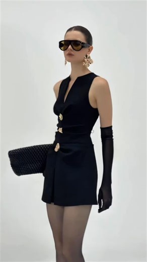 15 reactions · 4 comments | The mini dress embraces a modern spirit, highlighting sensuality through its fitted silhouette and refined neckline slit. Pleated detailing at the bust combined with three striking gold buttons, adds a distinctive touch that enhances the dress’s elegance. #mollynista #outfit #style #mixmatch #fashion #xuhuongmoinhat2025 | MOLLYNISTA | Facebook