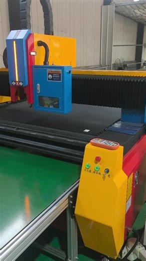 #This machine is a fully automatic laser net cutting production line, capable of automatically flattening and feeding the net, attaching labels, one-click layout, laser cutting, and output sorting, all in one.激光裁网机