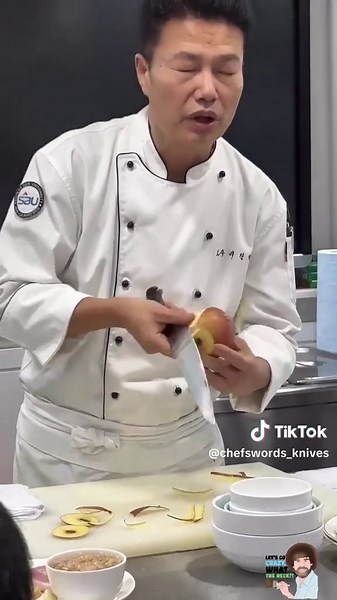 📽️ @sau_cook 🧑‍🍳 ”자~ 오늘은 돌려깎기를 해볼까요? 살살 돌려가며 깎아주면 돼요. 너무 긴장하지 마세요. 요리는 즐거운 거니까요! 참 쉽죠? 😆✨“.#신안산대학교 #신안산대 #신안산대호텔조리과 #호텔조리과 #요리학과 #조리과 #호텔조리 #셰프의길 #요리하는남자 #요리하는여자 #맛있는한끼 #요리의정석 #푸드스타그램 #맛스타그램 #먹스타그램 #미래셰프 #요리사꿈나무 #호텔조리사 #레스토랑취업 #푸드크리에이터#교수님 #진도가너무빨라요 #🥲🥲