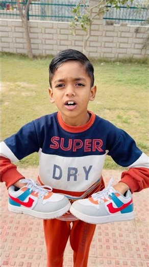 Dipen Hath Mein Shoes Kyu Leker Chal Rahi Hai 😳😂