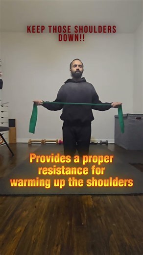 You might be warming up your shoulders wrong! #fitness #fitnesstips #shoulder #injury #warmup #fit
