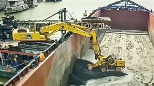 Safety Fails | This is WHY Never Assume Another Operator Sees You or Knows Your Next Move – Excavator Slams Into Backhoe on Jobsite🤯 @safetyfails1 - Let’s... | Instagram