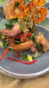 [SAVE AJA DULU] AYAM TANGKAP🐣 ini ayam simple enak bikin nagih gitu loh dan super wangi pula😍 btw kenapa namanya ayam tangkap? 🔽RESEP🔽 AYAM TANGKAP BAHAN MARINASI: 4 potong paha ayam belah dua 4 potong sayap utuh 2 sdt kaldu bubuk 1 sdt penyedap 1 sdt lada 1 sdt gula 10 butir bawang putih 5 butir bawang merah 1 jempol kunyit 2 ruas jari jahe sedikit air untuk menghaluskan BAHAN AROMATIC: 6 lembar daun pandan 1 genggam daun kari 3 batang sereh 15 lembar daun jeruk 10 buah cabe merah keriting 