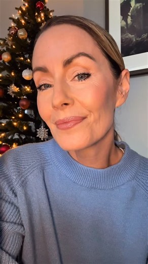 Jessica Wahlgren Norman on Instagram: "Reklam @skillscombined_beauty ÄLSKAR vår nya läppenna!! Den är krämig och mjuk, bra pigment, vårdande formula (så du inte får torra fnasiga läppar) lång hållbarhet och minimerar synligheten av fina linjer för en fylligare kontur. 💋 Peptide Care Lipliner - Dusty Rose Hydra Tint Lipstick - Soft Mauve Instant Care Lip Gloss – Dusty Rose Min everyday favoritkombo är Peptide Care Lipliner - Nude Pink Hydra Tint Lipstick - Nude Pink Instant Care Lip Gloss – Nude