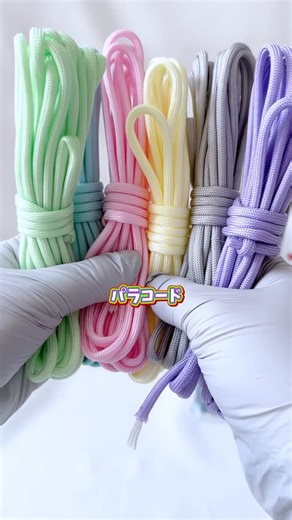 Pualei《プアレイ》｜レジンのお悩み解決 | 【パラコード×ぷっくりシール】 合わせたらかわいいのでは！？やってみた！ ⁡ ⁡ パラコード初心者の私が・・・ お花編みが出来るわけもなくwww ⁡ カンニングしながらシンプル編みで 作ったんだけど ⁡ \かわいいぞー🩷/ ⁡ そこへ レジンで作ったぷっくりシール合わせたら ⁡... | Instagram