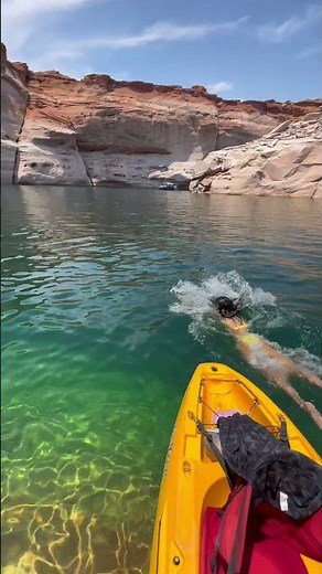 It’s summer time and Lake Powell is calling ☀️ Kayak through crystal-clear water, then hike the