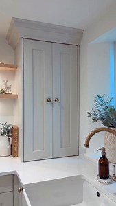 ✨⭐️KITCHEN SHELVES⭐️✨ Happy Saturday 😍 We’ve got a quiet weekend here, so I’m going to make a start on the Christmas wrapping 🎁 Have a wonderful weekend 🥰 Helen xx Ad ~ Porcelain houses, Christmas trees & angels @lululoveshome (Use discount code ACORN10 for 10% off the website 😍) White festive jug & mug @the_little_shop_of_interiors Large cream vase @withloveabigailx 💙Kitchen, including hardware, Wakefield range @stori_collection 🤍Kitchen cabinet colour Shell, by UForm paint (RAL colour co