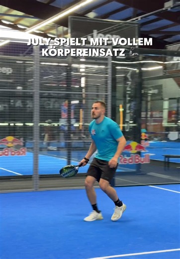 Selbst die Scheiben haben Angst vor @July 🫣 Red Bull Padel Dash Creator Cup - jetzt LIVE auf Twitch redbullzockt100 und TikTok #redbull #verleihtflüüügel #energydrink #redbullpadeldash #creatorcup