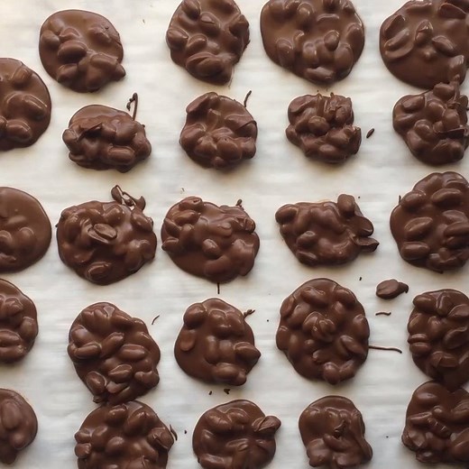 The best Christmas candy! Only 4 ingredients! Crockpot Candy Recipe: https://couponcravings.com/crock-pot-chocolate-peanut-clusters/ | Incredible Recipes