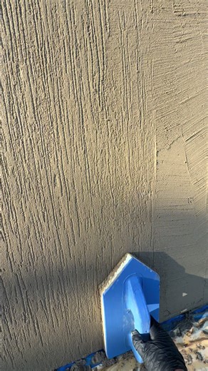 Custum sand cement with oxide mix using the natural stone in the sand to create a scratch coat finish 👌🏻 #vandersolidplastering #rendering #badbunnypr #makitatools #solidplastering