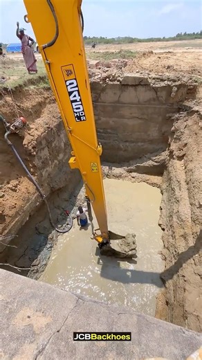 JCB 245 Long Reach Excavator Cleaning Mud for Old Well #excavator #jcb #welldigging
