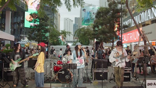 11K views · 190 reactions | สาริกาลิ้นทอง Paper Planes x โจอี้ ภูวศิษฐ์ Cover by Do Arrive Band วงดนตรี @Siam Square สยามสแควร์ | MREM5 | Facebook