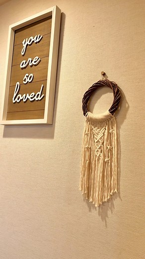 あや|マクラメ作家&講師⭐︎糸と心のアート楽しさお届け | ⁡100均リースでナチュラルタペストリー✨ マクラメ編みにハマっている ファリーズ♡のみなさ〜ん 簡単に出来ちゃうから作ってみませんか🤗 ⁡ ⁡ 以前、作り方動画を載せた ムーンタペストリー(大)の 編み方と一緒なんです🌙 ⁡ ⁡ ⁡ オシャレなインテリアとして…... | Instagram