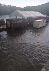 🔴 DIRECT 13H55 - Grosse intensification de l’orage en Vaunage / Costière ! L’activité électrique est intense et des chutes de grêle sont recensées comme dans le secteur de Nages-et-Solorgues et Nîmes ! ⚡️ Grande prudence sur la route ! 🎥 Ruissellement à Alès plage, merci Fares Namar pour les images | Météo Gard