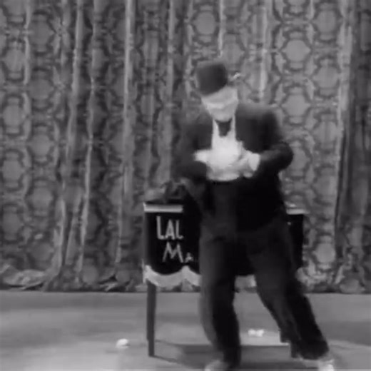 Cameo de Stan y Ollie en The Hollywood Revue de 1929 | Classic Comedy