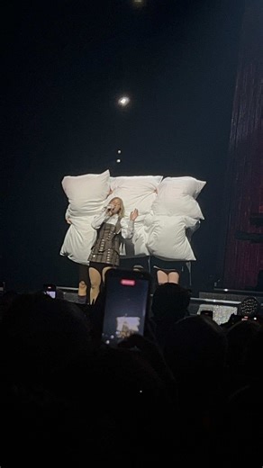 Petit « vlog » du concert d’Hele avec à la fin sa réaction et la validation des danseuses 🫶🏻. Merci à pour les vidéos de mauvais garçon : @Evandwn @Alice @Bailly_news @Émilie_30 @zoeenconcert #concert #helenabaillytournée #heletour #mauvaisgarçon #projet @Hélé @leagdfr @Sarah @Mélodie Gollé @Cenzo Tuihani @Arnaud Bailly @Quentin Digreg @Jub @alabathis 🫶🏻