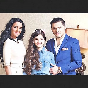 719K views · 5.8K reactions | Carmina Vârciu, fiica lui Liviu Vârciu, a dat cărțile pe față. Cât de mult a afectat-o despărțirea părinților | Yellow News | Facebook