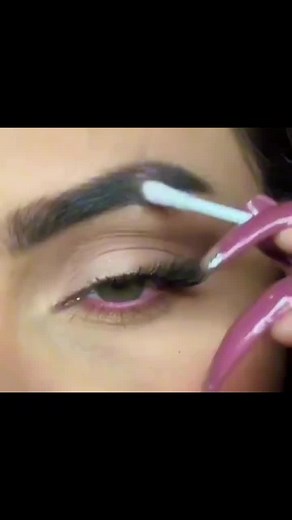 May Raya en la ceja: look de pestañas y cejas definido