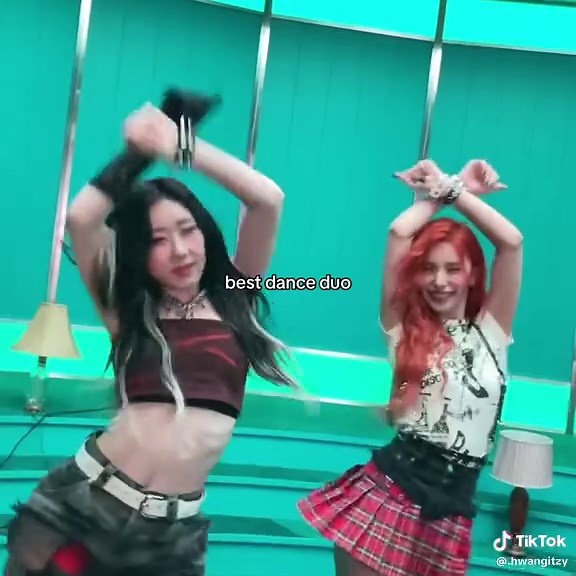 ITZY Dance Duo Showcases Amazing Moves