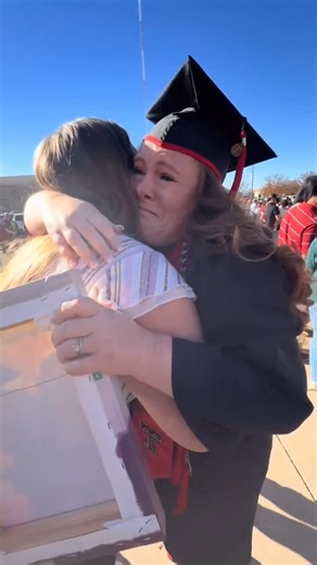 𝗠𝗮𝗷𝗶𝗰𝗮𝗹𝗹𝘆 𝗡𝗲𝘄𝘀 on Instagram: "She was there with you every step of the way, mama! So proud of you 🥹 stay majical 💫❤️❤️ (🎥 via: trinbaby201499 ) Follow @majicallynews for more #feelgood moments ☀️ Wake up feeling majical — subscribe to our free daily newsletter so you don’t miss any good news stories — link in bio 🔗"