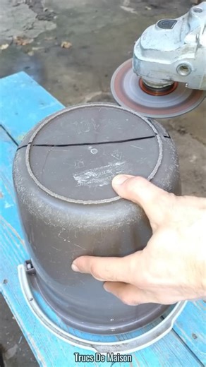 Trucs De Maison | Astuces DIY utiles et créatives ! ♻️✨ Découvre comment transformer un vieux seau en plastique en une création géniale et pratique pour la... | Instagram