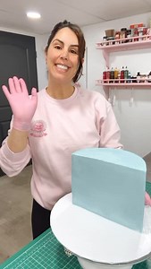 Help me make this darling little vintage half birthday cake 🥹🩵 ✨i started with a freshly frosted half cake and added 3 fondant squiggles in the same color to mimic cake layers ✨this cake was all monochromatic, so i had to make sure i had enough buttercream to frost and pipe everything in the same color ✨i piped the outer edges first and then go in with different tips to do the more detailed work ✨i used a total of 5 different tips to achieve this look ✨i added matching blue bows to all the poi