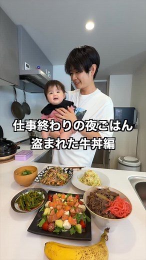 盗まれた牛丼😂 うまいやつを集めたぴーきち商店オープンしました！（オンラインショップです！） https://pikichi.base.shop/ 【牛丼】 〈材料〉 牛切り落とし肉200g 玉ねぎ1/2個 紅しょうが適量 ごはん適量 A 水200ml 醤油大さじ2 みりん大さじ1 お酒大さじ1 砂糖大さじ１（甘めが好きな方はもっと入れて！） ほんだし小さじ1 昆布茶小さじ1 おろし生姜小さじ1 〈作り方〉 ①牛肉は食べやすい大きさに切り、玉ねぎはくし切りにする。 ②鍋にAを沸かして玉ねぎを入れて10分煮る。 ③牛肉を入れて灰汁を取りながら弱火で10分ほど煮る。 ④ごはんの上に③を乗せる。紅しょうがをトッピングする。 【無限サバきむもやしサラダ♾️】 〈材料〉 サバ水煮缶1缶 キムチ100g もやし200g きゅうり1本 塩小さじ1/2 A ごま油大さじ1 鶏がらスープの素小さじ1 〈作り方〉 ①耐熱容器にもやしを入れてラップをして電子レンジ（600W）で2分加熱する。 ②きゅうりは縦半分に切り、ななめに薄切りにする。塩を揉み込み5分置いて水気をしっかりと切る。 ③ボウルに①、②、サ