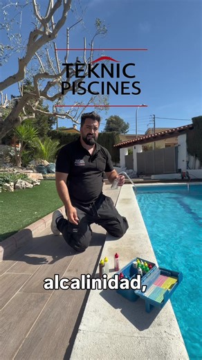 💧🔧 TÈKNIC PISCINES 🔧💧 Hoy os enseñamos cómo analizamos la alcalinidad del agua 🧪 La alcalinidad es clave porque es el balance del pH ⚖️ 👉 Si la alcalinidad no está bien… el pH nunca estará estable ❌ 👉 Y si el pH falla… el agua pierde calidad 💦 En este vídeo os demostramos cómo lo hacemos nosotros, paso a paso, para garantizar un agua perfecta y segura ✅ 🔵 ¿Quieres olvidarte de preocupaciones? Disponemos de servicio de mantenimiento para que tu piscina esté siempre en las mejores condici
