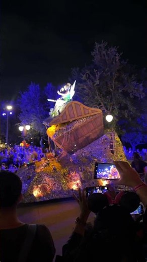 Tinker Bell & Pirates Invade the Boo-To-You Halloween Parade at MNSSHP 🧚‍♀️🏴‍☠️