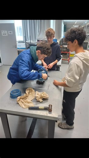 Dans le cadre du Parcours Avenir, les élèves de 3ème volontaires ont pu découvrir les différentes formations professionnelles du lycée de la Borde Basse lors de la journée Déclic Pro. Ils ont participé à des ateliers pour mieux connaître les métiers de l'industrie. Une journée d'immersion très intéressante et enrichissante pour eux. | Collège de la Montagne Noire