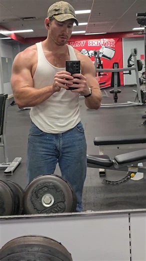 Gym time after a long day of work 😁💪 splitting wood and gym time is an awesome combo. I hope you stay relentlessly chasing your goals. | Derrick Henry