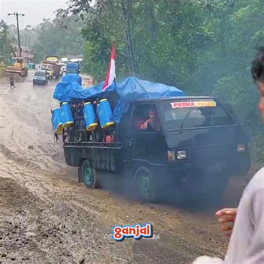 Everyone panicked!! seconds seconds when the pickup car failed to climb on the jomba rock!!