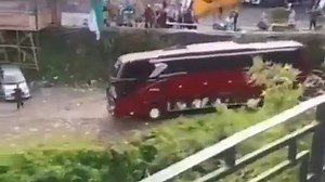 Video | Bus met 37 passagiers valt in een ravijn in Indonesië