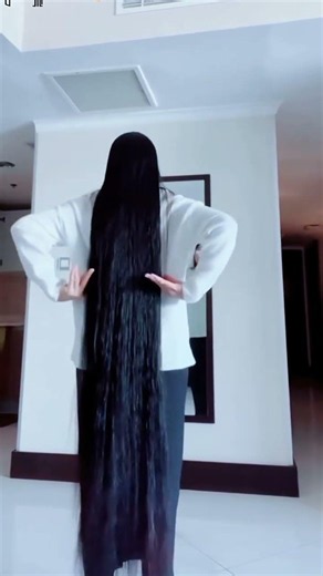 combing my floor length hair😀# floorlengthhair# combinghair# rapunzelhair# hairtok longhairstyle
