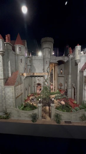 Colleen Moore was a top silent film actress who became known for her flapper image and was one of the highest-paid stars of her era. Later in life, she commissioned the creation of a massive, elaborate miniature structure known as the Fairy Castle, which she toured for charity before it was installed as a permanent exhibit at the Museum of Science and Industry in Chicago. #chicago #museum #miniatures #explorechicago #chicagogram #ChicagoHistory #miniatureart #Illinois | Ervin Eliud