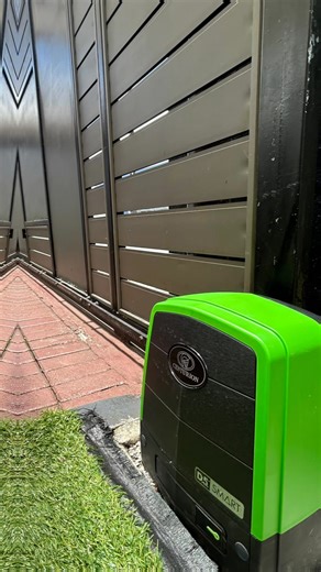 🔐 Installation D5 EVO SMART avec options périphériques 🔐 Nous avons réalisé l’installation d’un moteur Centurion D5 EVO Smart, accompagné de plusieurs périphériques pour garantir sécurité, confort et fiabilité au quotidien. ✅ Équipements & fonctionnalités : • ⚙️ D5 EVO Smart – rapide, puissant et durable • 📱 Commande à distance via application mobile • 🔦 Feu clignotant de sécurité • 🔐 Cellules photoélectriques anti-écrasement • 🔋 Batterie de secours (fonctionnement même en cas de coupure d