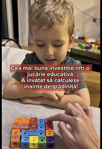 🔸 Acum un an, am descoperit jucăriile Numberblocks și de atunci sunt nelipsite din viața lui Ares. Le iubim pentru că transformă învățarea într-un joc. Cu ajutorul lor, Ares a început să facă adunări și scăderi la doar 3 ani, fără presiune, fără ecrane, doar prin joacă! Avem toate cele 3 seturi (1-10, 11-20, 21-30), boardgame-ul Pattern Palace și mai multe cărți de activități. 📺 Singurul timp de ecran al lui este 15 minute pe săptămână — și tot ce vede sunt episoade scurte din Numberblocks. Da